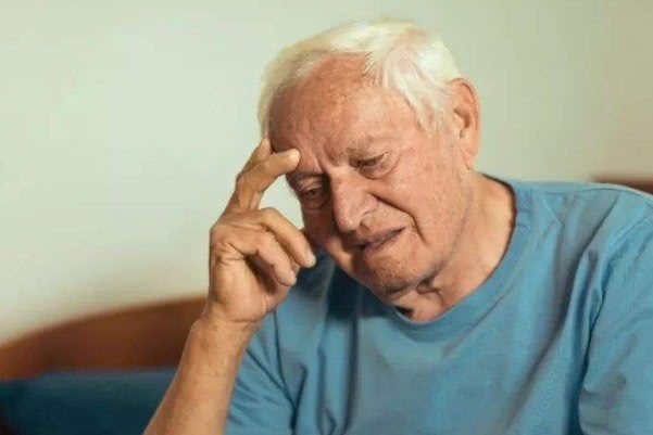 為什么會(huì)出現(xiàn)老年癡呆？老年癡呆一般的誘發(fā)條件！
