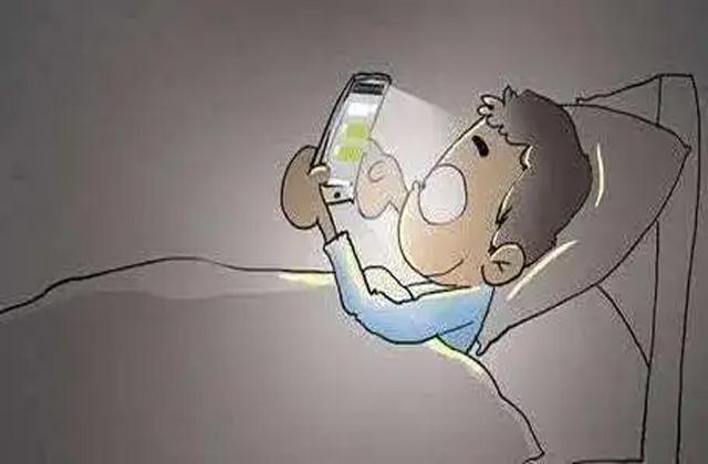 晚上睡覺玩手機(jī)的危害有哪些？睡覺前玩手機(jī)有何影響？